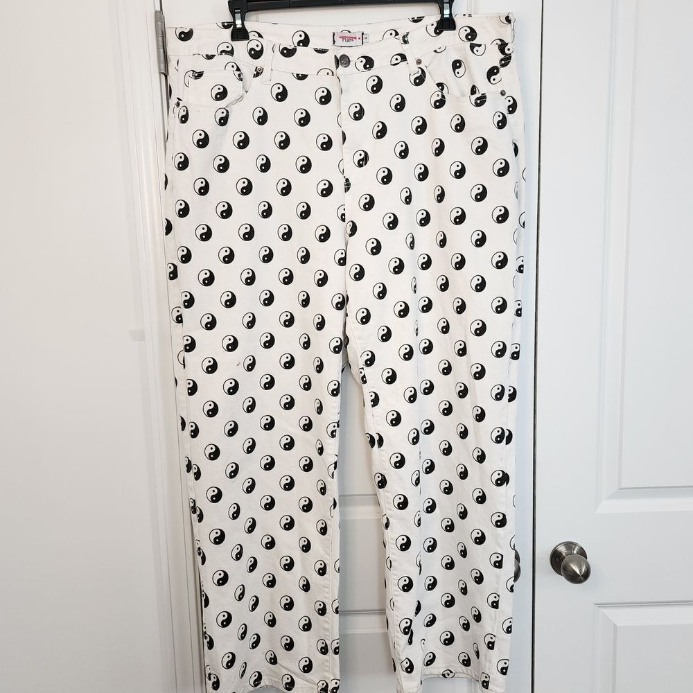 Rue 21+ White Yin Yang Print Pants Women's Size 24 Relaxed Fit Trendy